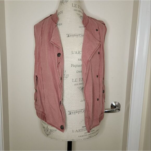 Buttonup Sleeveless Denim Jacket - Picture 5 of 8